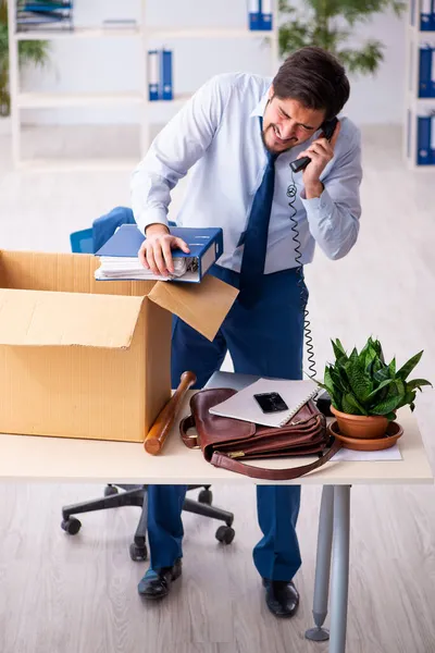 Junge männliche Mitarbeiter in Standortverlagerungskonzept — Stockfoto