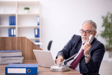 Eski erkek çalışanım ve ofiste çok işim var.