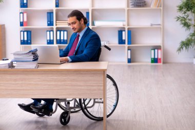 Ofiste çalışan engelli genç bir çalışan.