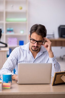 Ofiste çalışan genç bir erkek.