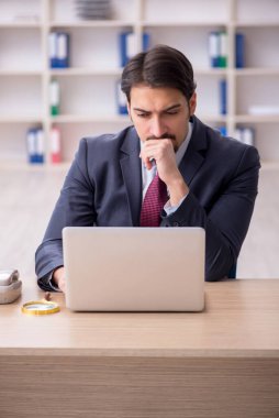 Ofiste çalışan genç bir erkek.