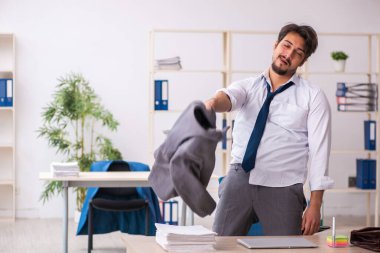 Genç alkol bağımlısı çalışan ofiste oturuyor.