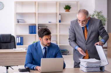 Ofiste çalışan iki meslektaşım.