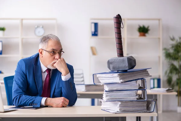 Velho funcionário do sexo masculino infeliz com muito trabalho no escritório — Fotografia de Stock