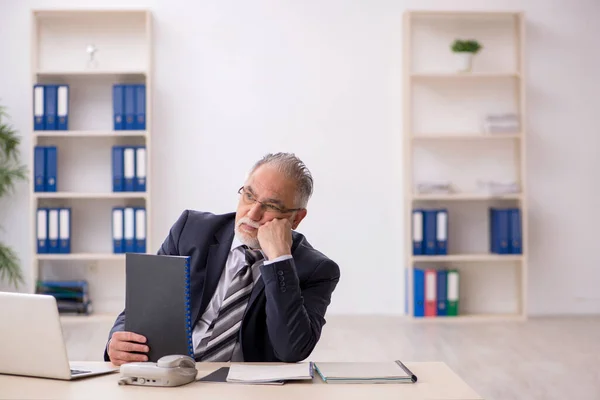 Ancien employé masculin travaillant dans le bureau — Photo