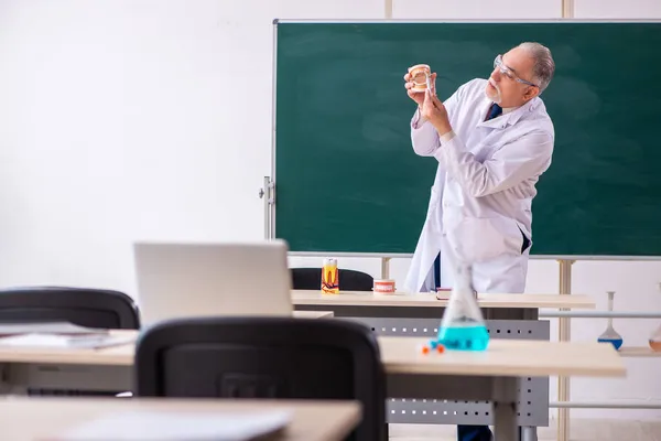 Oude mannelijke tandarts in de klas — Stockfoto