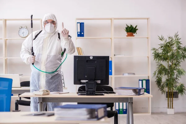 Alte männliche Auftragnehmer in Büro Desinfektionskonzept — Stockfoto