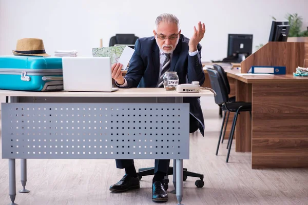 Viejo empleado que se prepara para viajar en la oficina —  Fotos de Stock