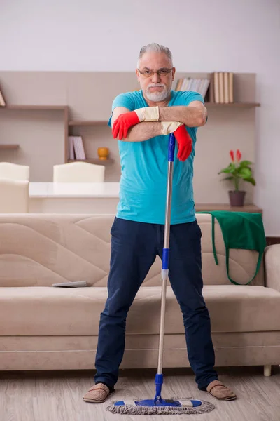 Le vieil homme nettoie la maison — Photo