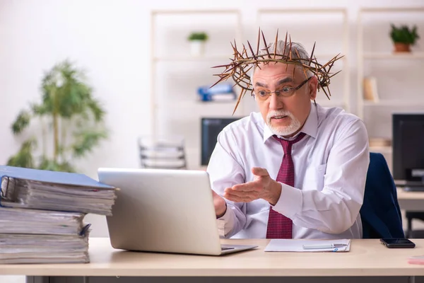 Viejo empleado con corona espinosa en la cabeza — Foto de Stock