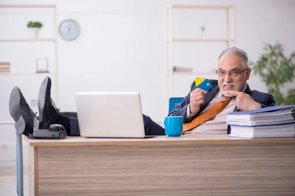 사무실에서 신용 카드를 들고 있는 나이든 남성 고용인 — 스톡 사진