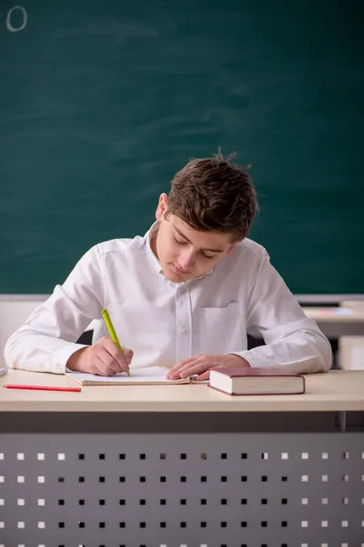 Jongen zit in de klas — Stockfoto