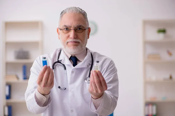 Aşı konseptinde yaşlı bir doktor. — Stok fotoğraf