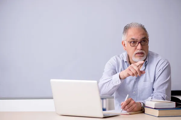 Oude mannelijke leraar voor het whiteboard — Stockfoto