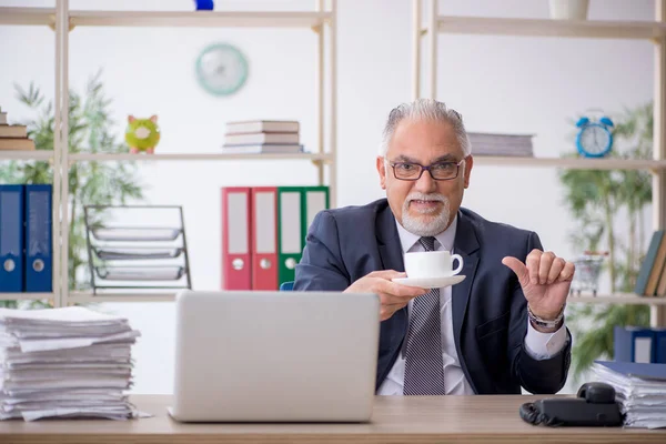 Stary pracownik pijący kawę podczas przerwy — Zdjęcie stockowe