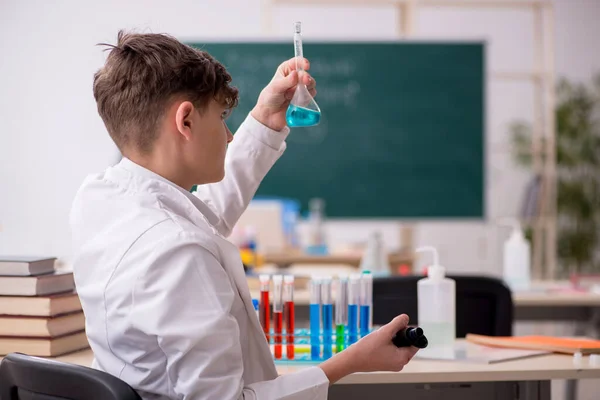 Schooljongen die scheikunde studeert in de klas — Stockfoto