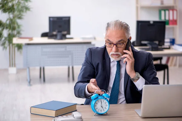 Ancien employé masculin dans le concept de gestion du temps — Photo