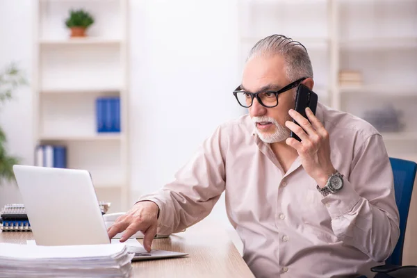 Viejo empleado que trabaja en el lugar de trabajo —  Fotos de Stock