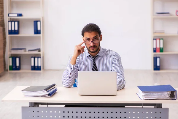 Junge männliche Angestellte im Büro — Stockfoto