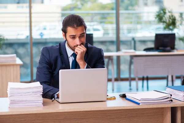 Jeune employé masculin travaillant au bureau — Photo