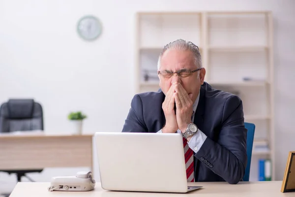 Vecchio dipendente maschile che lavora in ufficio — Foto Stock