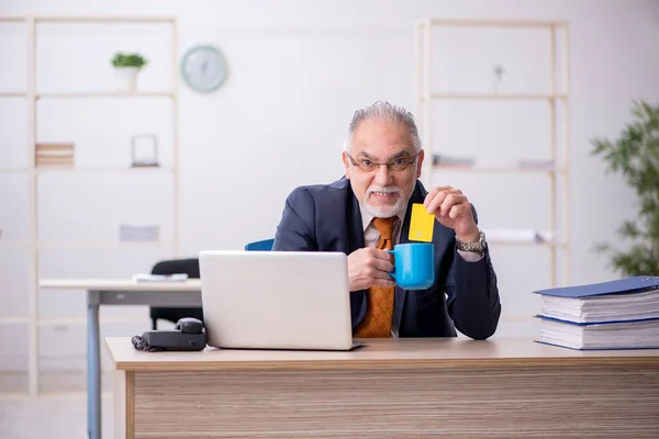Vecchio dipendente di sesso maschile in possesso di carta di credito in ufficio — Foto Stock