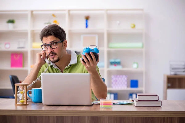 Joven diseñador masculino trabajando en la oficina — Foto de Stock