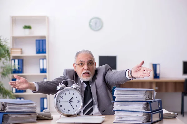 Oud mannelijk werknemer in time management concept — Stockfoto