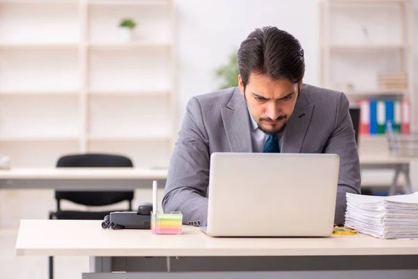 Young male employee working in the office — Stock Photo, Image