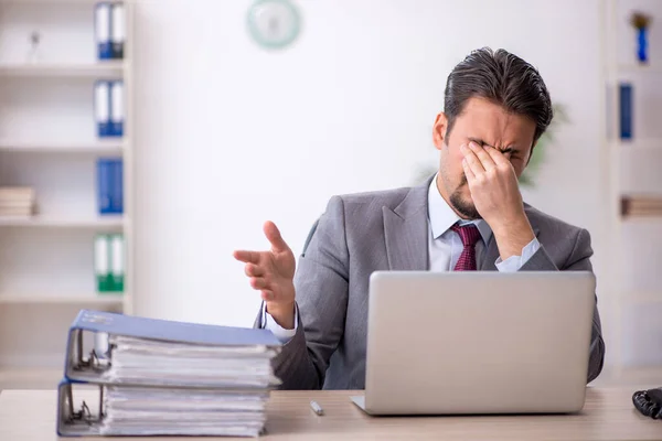 Jonge mannelijke werknemer werkzaam in het kantoor — Stockfoto