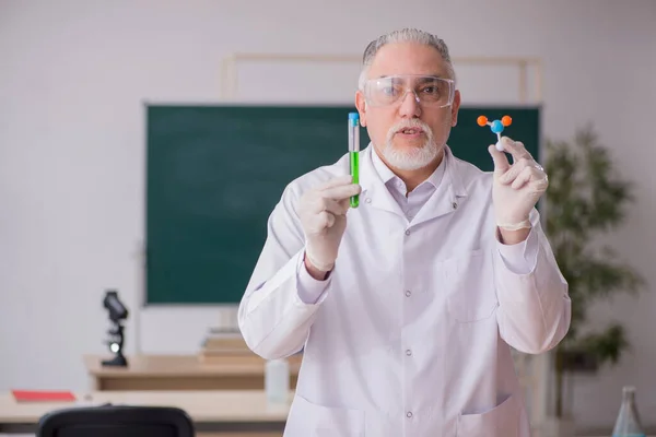 Stary nauczyciel chemii w klasie — Zdjęcie stockowe
