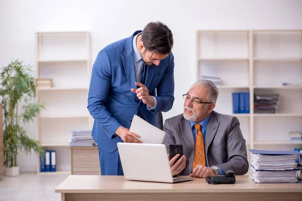 Two colleagues working in the office — Stock Photo, Image