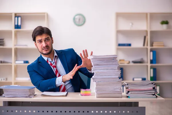 Υπάλληλος νεαρού επιχειρηματία δυσαρεστημένος με την υπερβολική εργασία στο γραφείο — Φωτογραφία Αρχείου
