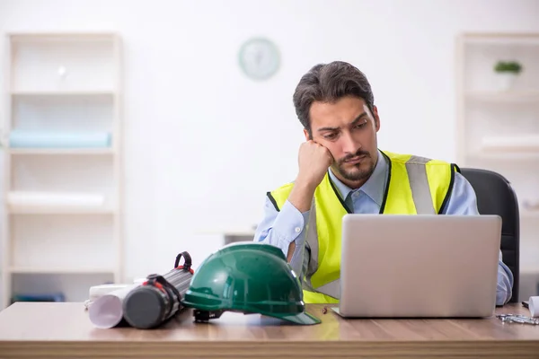 Junger männlicher Architekt arbeitet im Büro — Stockfoto