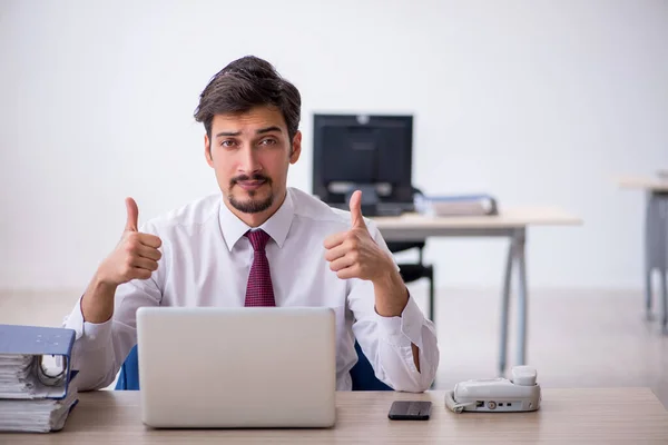 Joven empleado masculino que trabaja en la oficina —  Fotos de Stock