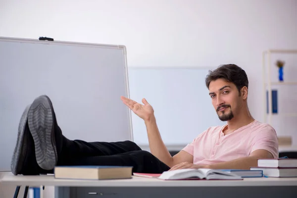 Junge männliche Lehrer während der Pandemie im Klassenzimmer — Stockfoto