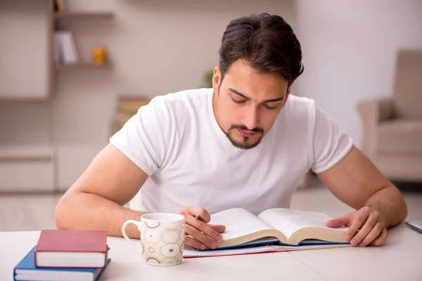 パンデミック時に自宅で勉強する若い男性学生 — ストック写真
