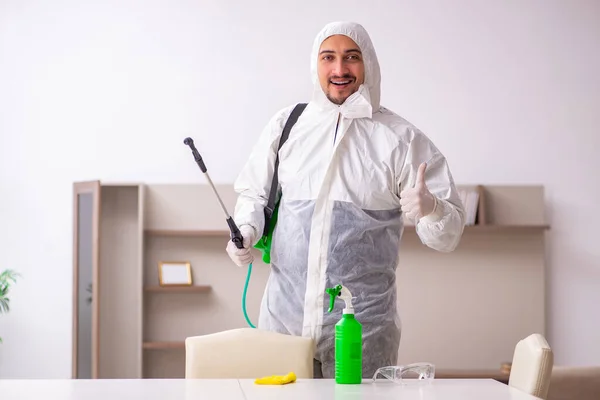 Joven contratista masculino haciendo control de plagas en casa —  Fotos de Stock