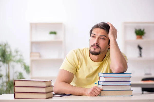 Joven estudiante masculino preparándose para los exámenes en el aula —  Fotos de Stock