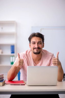 Sınavlara hazırlanan genç bir erkek öğrenci.