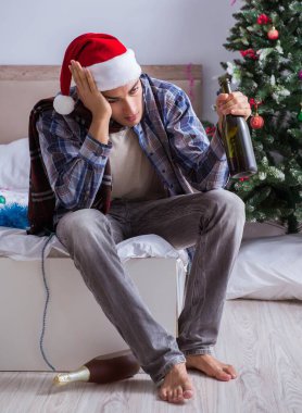 Adam noel partisinden sonra akşamdan kalma.