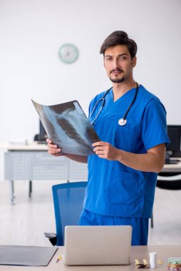 Klinikte çalışan genç bir erkek radyolog.