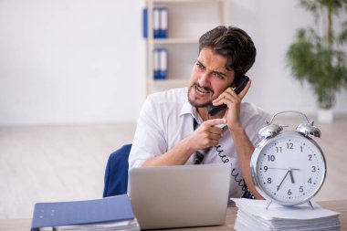 Zaman yönetimi konseptinde genç erkek çalışan