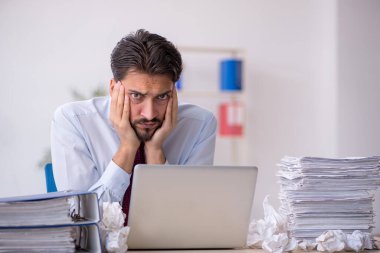 Reddedilmiş fikirler konseptinde genç bir erkek çalışan