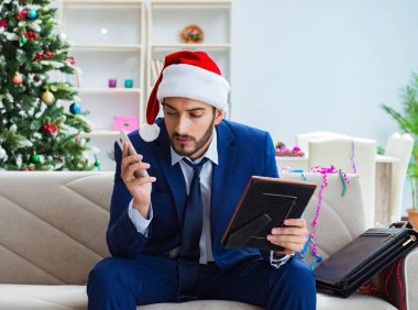 Noel 'de evde çalışan bir iş adamı.