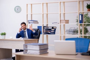 Ofiste çalışan yakışıklı bir genç.