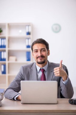 Ofiste çalışan genç bir erkek.