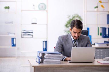 Ofiste çalışan genç işadamı.