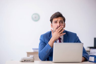 Ofiste çalışan genç bir erkek.