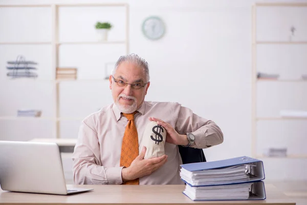 Gammal manlig anställd i lönebegreppet — Stockfoto